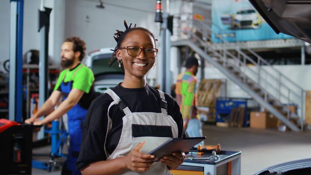 e-car-video banner-video-car-service-woman-mechanic-1280